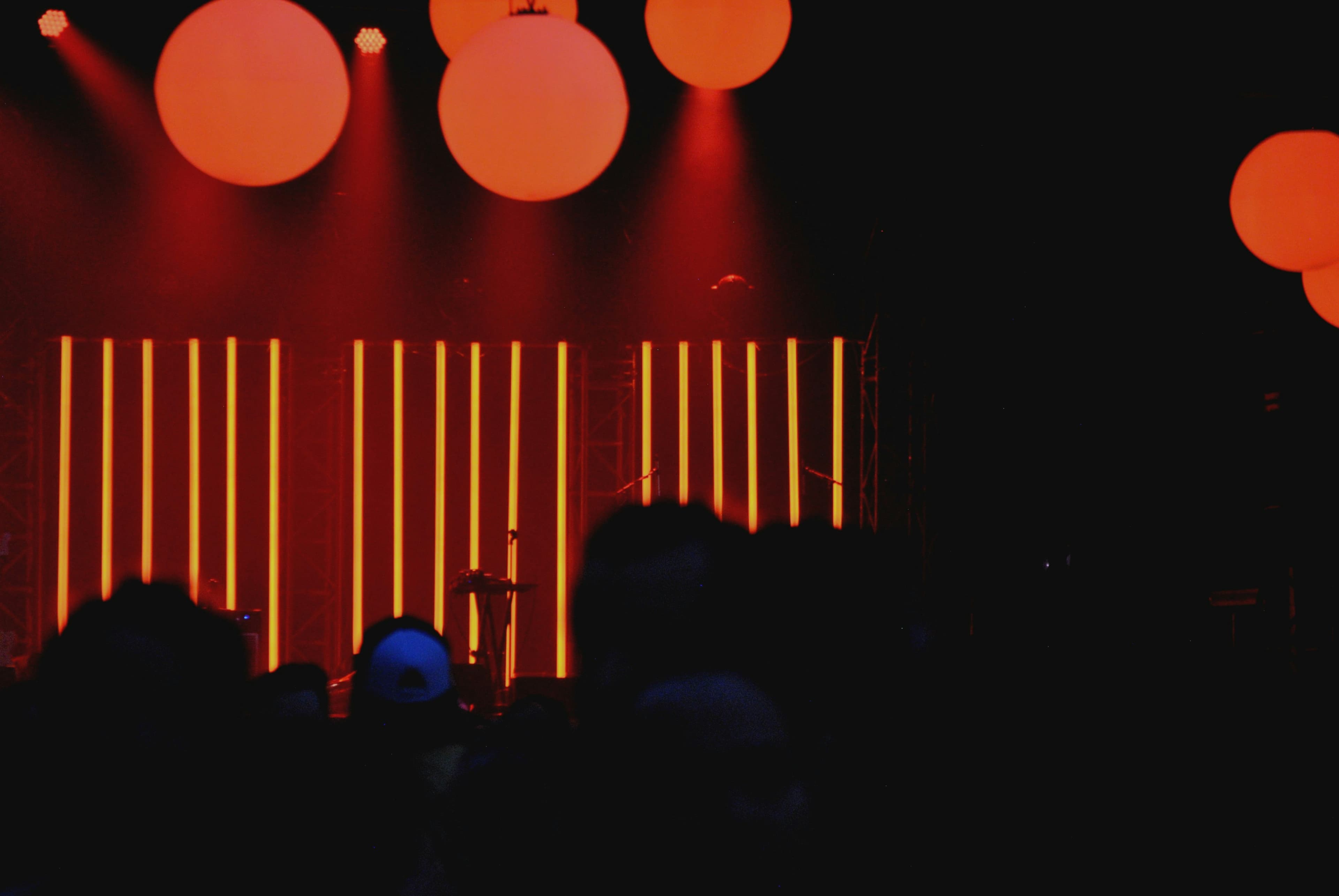 Foule sous les lumières d'un concert live